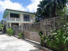 Escapade Creole Maison Rustique avec accès à la plage à la Baie du Moule